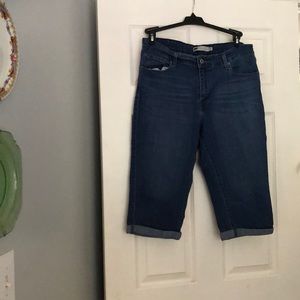 🌸🌸HOST PICK🌸🌸Levi’s distressed 16P Capri jeans